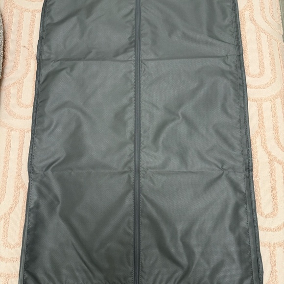 NWOT TUMI FOLDABLE GARMENT NYLON BAG WITH POCKET GRAY AND 3 TUMI HANGERS - Picture 6 of 11